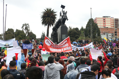Un grupo numeroso de manifestantes caminó hacia la Asamblea Nacional, para rechazar el proyecto de Ley de gasto en los GAD.