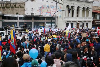 Manifestantes en Quito rechazaron que el 70 % del presupuesto municipal se destine a obras, reduciendo recursos para educación y salud.
