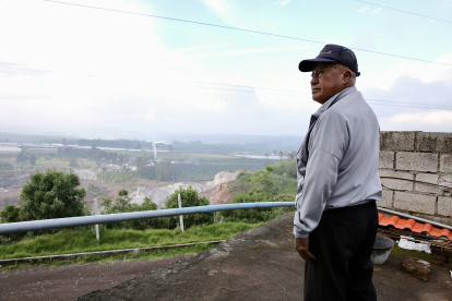 Situación. Vecinos observan con preocupación cómo la montaña es consumida por la explotación, afectando el ambiente y la tranquilidad de Pifo.