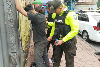 Referencial. Policía Nacional del Distrito Eloy Alfaro ejecuta operativo Apolo en el sur de Quito, logrando la detención de 13 personas.