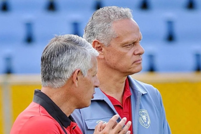 El dirigente de Leones FC, Esteban Paz (d) estuvo en el Liga de Quito cuando ganó la Copa Libertadores de 2008.