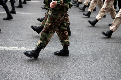 Imagen referencial. Jóvenes en formación militar durante actividades de acuartelamiento, en el marco del proceso de inscripción para 2026.