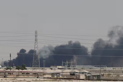 La ofensiva iraní alcanzó la refinería de Ras Tanura en Arabia Saudita y un petrolero en el golfo de Omán.