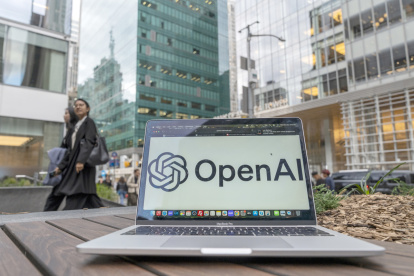 Fotografía de archivo que muestra un computador con el logo de la empresa OpenAI en su pantalla en Nueva York (EE.UU.).