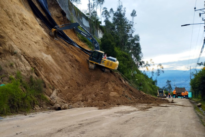 Maquinaria pesada permanece en la antigua vía a Nayón tras el deslizamiento.