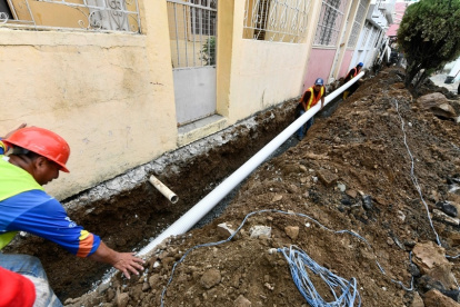 En la ciudadela Martha de Roldós, en el norte de Guayaquil, se realizan tareas de reconstrucción de aceras.