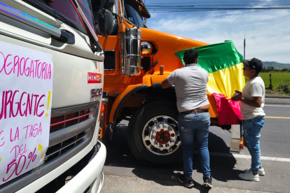 Transportistas piden al Gobierno derogar la tasa del 50 % a las importaciones colombianas.