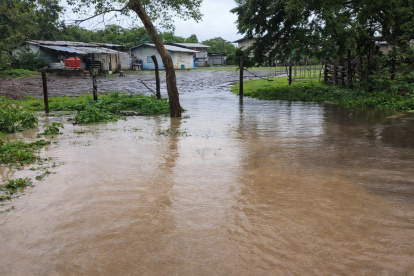 El río Bálsamo se desbordó en el sector Casas Viejas, en la vía a la costa, la mañana de este sábado 21 de febrero.