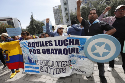 Simpatizantes de Aquiles Álvarez llegaron  al Complejo Judicial Norte de Quito, a respaldar al burgomaestre de Guayaquil.