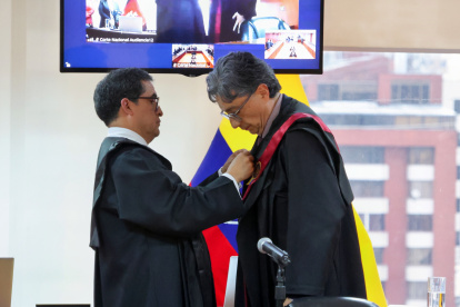 José Suing impuso la toga al nuevo presidente encargado de la Corte Nacional de Justicia, Marco Rodríguez.