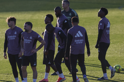 Los jugadores del Real Madrid participan en una sesión de entrenamiento.