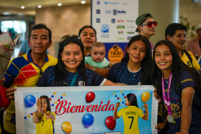 Las mundialistas recibieron el cariño de sus familiares.