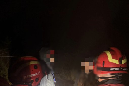 Rescate en Cruz Loma: dos jóvenes fueron localizados con vida por Bomberos de Quito.