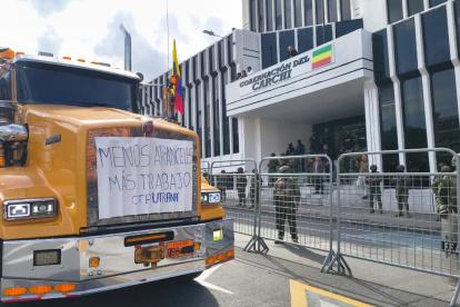 Transportistas protestan en Tulcan por la guerra comercial entre Ecuador y Colombia.