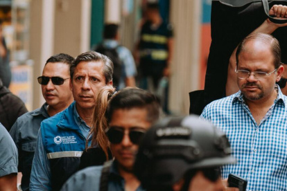 El gerente de la empresa municipal Segura, Álex Anchundia (izquierda), y el ministro del Interior, John Reimberg, recorrieron la Estación de Acción Segura (EAS) de la plaza del Centenario.