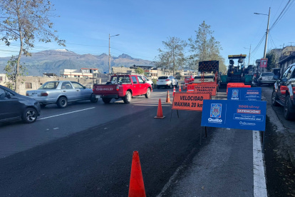 Referencia. Trabajos en la red de alcantarillado obligan al cierre temporal de la calle Jorge Adoum en Cumbayá.