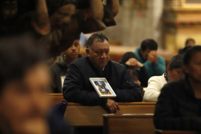 Un familiar de la estudiante de 13 años durante una misa, en el sur de Quito.