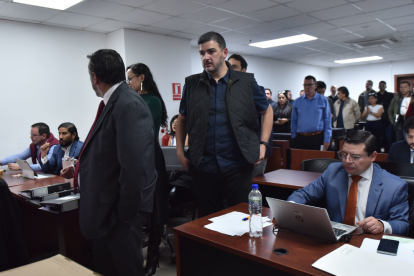 Sala con presencia de abogados, funcionarios y público durante una diligencia judicial.