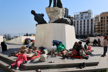 Residentes desplazados se sientan en la Plaza de los Mártires en Beirut, Líbano, el 3 de marzo de 2026, después de huir de sus hogares tras los ataques israelíes.