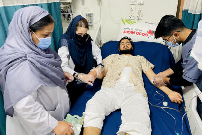 Hospitales afganos confirman la muerte de decenas de civiles en los bombardeos de Pakistán.