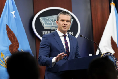 El secretario de Defensa de Estados Unidos, Pete Hegseth, habla durante una rueda de prensa en el Pentágono, Washington.