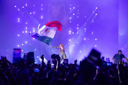 Shakira levantando la bandera mexicana, uno de los momentos más emblemáticos de esta presentación.