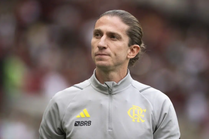 Filipe Luís, es un exfutbolista y entrenador brasileño que jugaba como defensa.