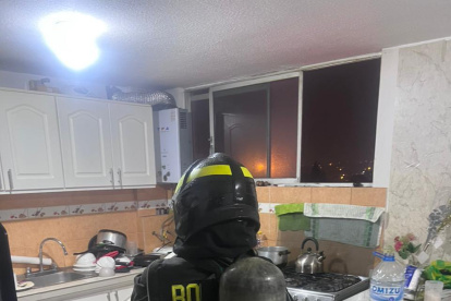 Equipos del Cuerpo de Bomberos llegaron para atender la emergencia.