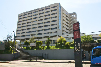 Guardias de seguridad protestan en los exteriores del Hospital Eugenio Espejo en Quito.