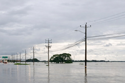 Un tramo de la vía Jujan-Babahoyo quedó anegado tras las fuertes lluvias.