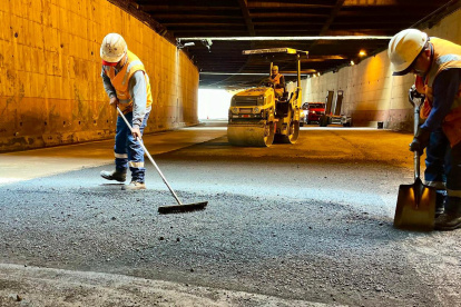 Referencia. Trabajos de rehabilitación avanzan en la avenida Oswaldo Guayasamín, en Cumbayá, como parte del plan vial impulsado por el Municipio de Quito.