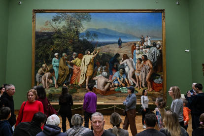 La gente observa la pintura "La aparición de Cristo ante el pueblo" del pintor ruso Alexander Ivanov en la galería Tretyakov en el centro de Moscú el 15 de febrero de 2026.