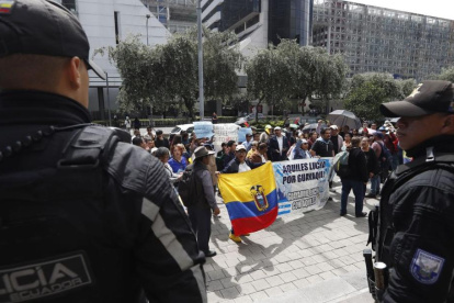 Seguidores de Aquiles Álvarez se manifestaron en los exteriores del Complejo Judicial Norte, en Quito, la mañana de este lunes 2 de marzo.