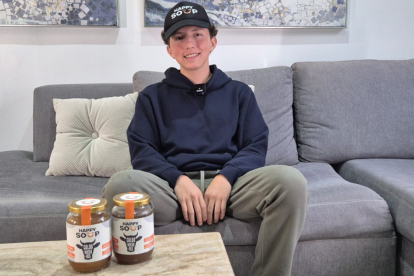 Daniel Vaque, posa con los frascos de Happy Soup, el emprendimiento que impulsa con una propuesta enfocada en el bienestar natural y la alimentación consciente.