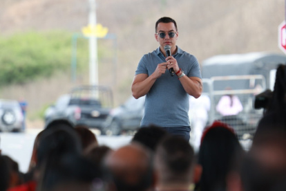 Daniel Noboa dijo que el Gobierno implementará el sistema de la 'tercera placa' para el control de los vehículos en Ecuador.
