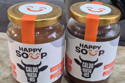 Producto de caldo de hueso de res, elaborado con 18 horas de cocción lenta para conservar nutrientes.