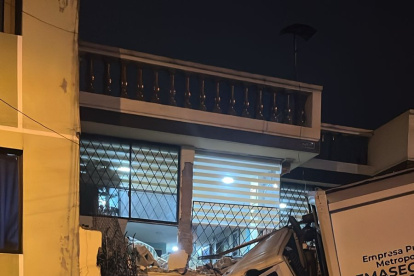 Camión recolector de basura se estrelló contra una vivienda en el sector La Primavera, noroccidente de Quito.