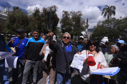 El 18 de febrero de 2026, vecinos protestaron en la Plaza Grande por el cobro desproporcionado de la tasa de basura en Quito.