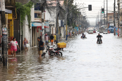 En Durán, varios negocios permanecen cerrados y los pocos que abren lo hacen bajo incertidumbre, debido a la cantidad de agua que aún hay en las calles.