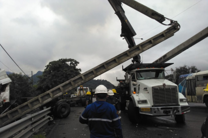 Personal de CNEL realizó labores para restablecer el servicio.