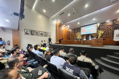 Autoridades del COE Provincial de Guayas evaluando medidas preventivas frente al aumento de caudales.