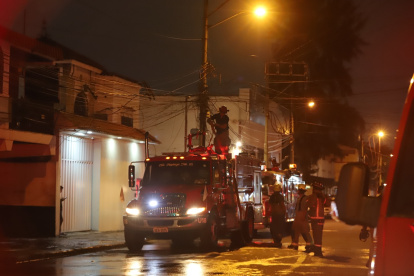 Personal bomberil acudió hasta la zona del incendio, la noche de este martes 3 de marzo.