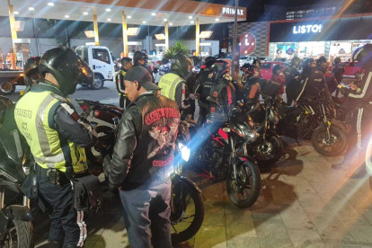 Agentes de la AMT realizan operativos de control a motocicletas en Quito.