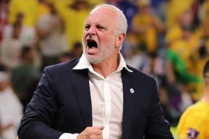 El técnico australiano de Irak, Graham Arnold, sigue anclado por el cierre del espacio aereo.