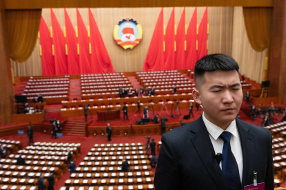 Un miembro del personal durante la ceremonia de apertura de la Cuarta Sesión del Comité Nacional de la XIV Conferencia Consultiva Política del Pueblo Chino el 4 de marzo de 2026.