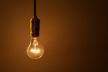 Moradores de Guayaquil afectados por cortes de luz el 23 de febrero esperan la normalización del servicio.