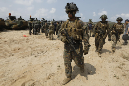 Infantes de Marina de Estados Unidos participan en un entrenamiento en una base militar en Sattahip, provincia de Chonburi, Tailandia, el 26 de febrero de 2026.