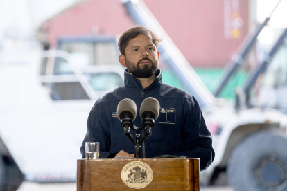 Gabriel Boric (c-i) hablando durante su visita para observar los avances de infraestructura portuaria en la Región de Magallanes este miércoles, en Punta Arenas (Chile).