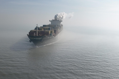Una imagen de dron muestra una vista aérea del MSC Ela, saliendo del puerto de Amberes, cerca de Hansweert, Países Bajos, este miércoles.