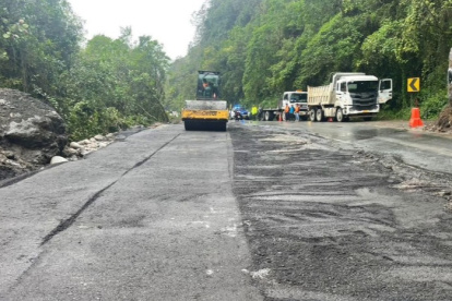 Referencia. La suspensión de asfalto desde la Refinería de Esmeraldas afecta obras viales en Pichincha.